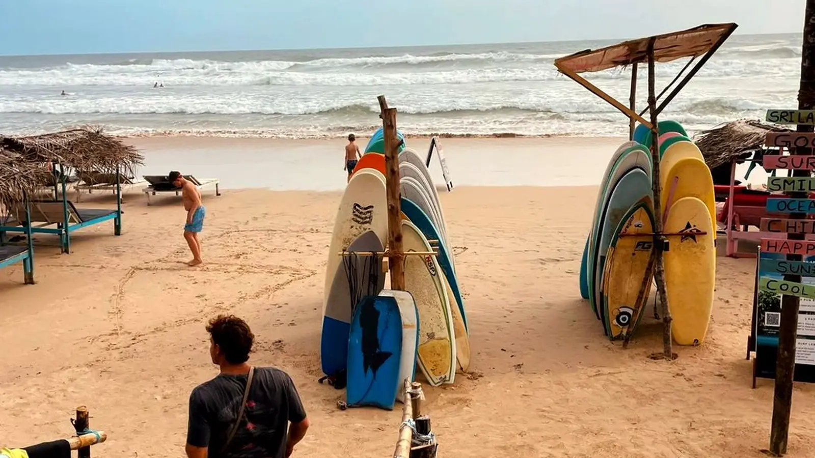 Spiaggia di surf sulla costa sud dello Sri Lanka